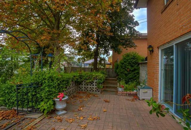 69 Golfdown Dr, House detached with 3 bedrooms, 3 bathrooms and 3 parking in Toronto ON | Image 4