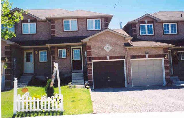119 Nathan Cres, House attached with 2 bedrooms, 1 bathrooms and 1 parking in Barrie ON | Image 1