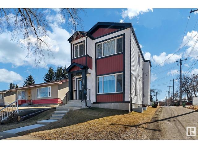 3645 117 Av Nw, House detached with 3 bedrooms, 2 bathrooms and null parking in Edmonton AB | Image 2