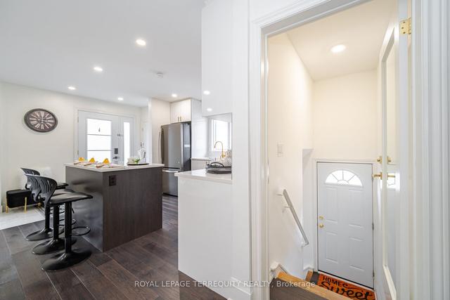 209 Pellatt Ave S, House semidetached with 3 bedrooms, 3 bathrooms and 7 parking in Toronto ON | Image 16