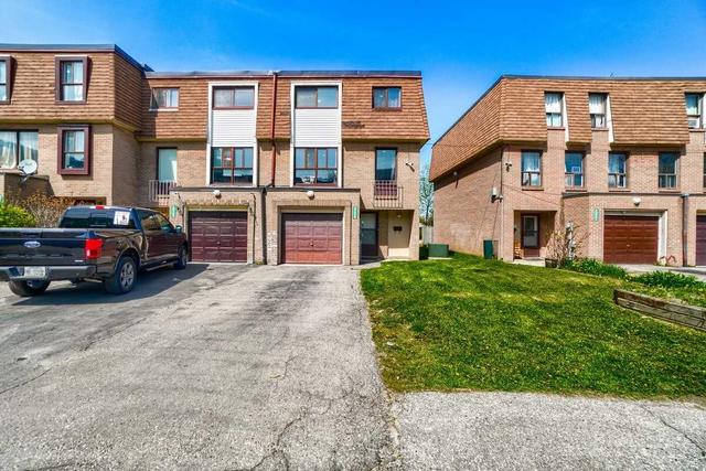 209 Fleetwood Cres, Townhouse with 4 bedrooms, 3 bathrooms and 3 parking in Brampton ON | Image 12
