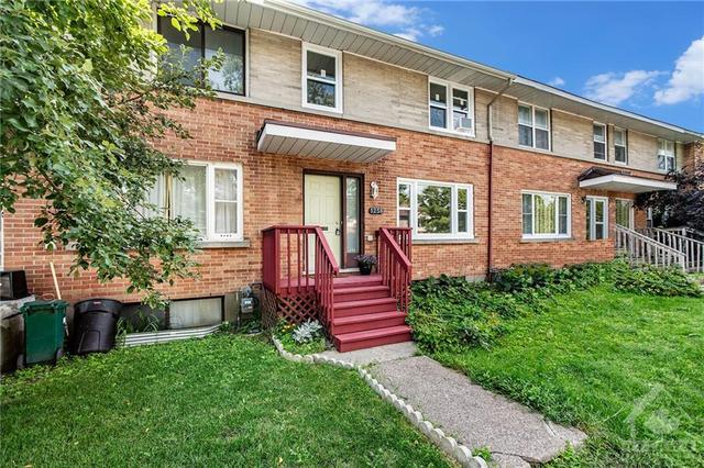 1258 Shillington Avenue, Townhouse with 3 bedrooms, 1 bathrooms and 2 parking in Ottawa ON | Image 2