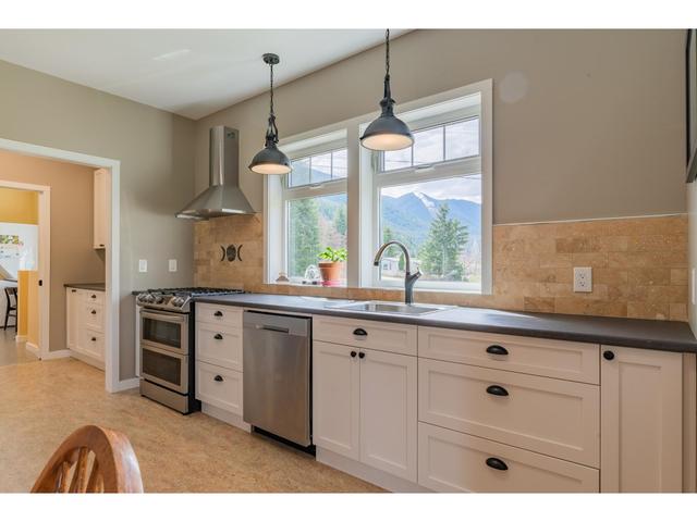 2346 Upper Glade Road, House detached with 2 bedrooms, 3 bathrooms and 10 parking in Central Kootenay I BC | Image 15