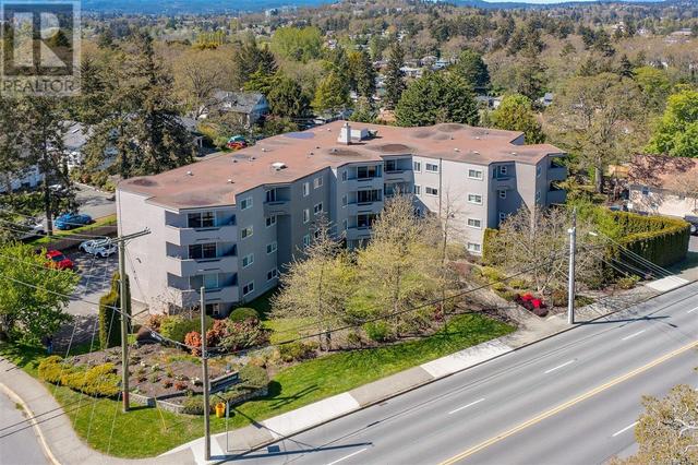 405 - 3800 Quadra St, Condo with 2 bedrooms, 1 bathrooms and 1 parking in Saanich BC | Image 1