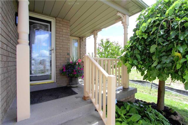 80 Jays Dr, House detached with 3 bedrooms, 3 bathrooms and 2 parking in Whitby ON | Image 2