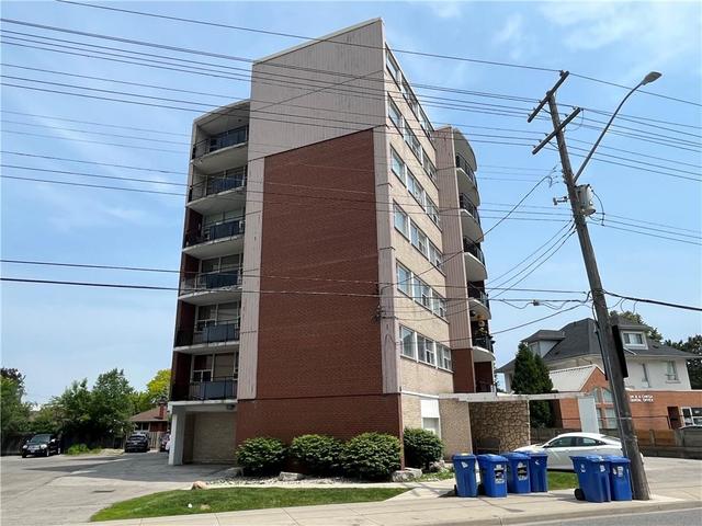 702 - 293 Mohawk Road E, Condo with 2 bedrooms, 1 bathrooms and 1 parking in Hamilton ON | Image 2