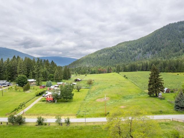 4512 48th Street, House detached with 2 bedrooms, 1 bathrooms and 6 parking in Central Kootenay B BC | Image 2