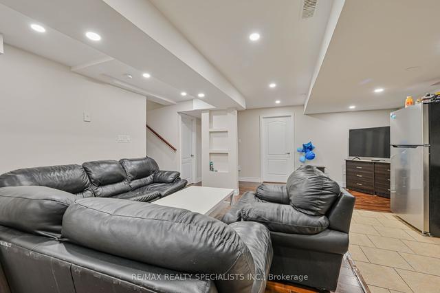 17 Whitehouse Cres, House detached with 4 bedrooms, 4 bathrooms and 6 parking in Brampton ON | Image 27