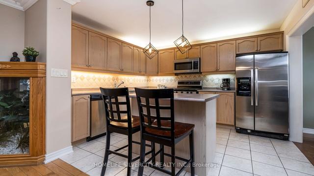 25 Oakmeadow Dr, House detached with 3 bedrooms, 3 bathrooms and 3 parking in Brampton ON | Image 3