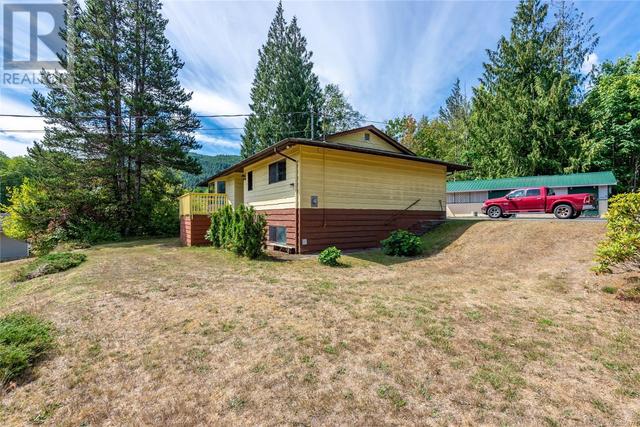1739 Hern Rd, House detached with 4 bedrooms, 2 bathrooms and 3 parking in Strathcona A BC | Image 34