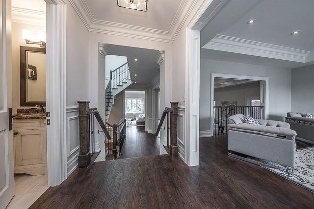18 Davies Cres, House detached with 4 bedrooms, 5 bathrooms and 4 parking in Toronto ON | Image 2