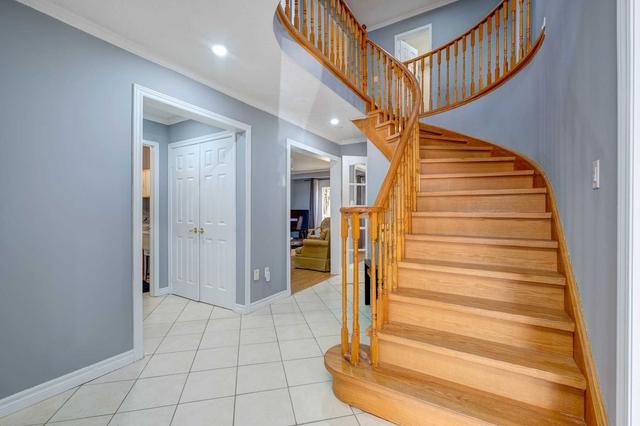 6 Corral Crt, House detached with 4 bedrooms, 4 bathrooms and 6 parking in Whitby ON | Image 2
