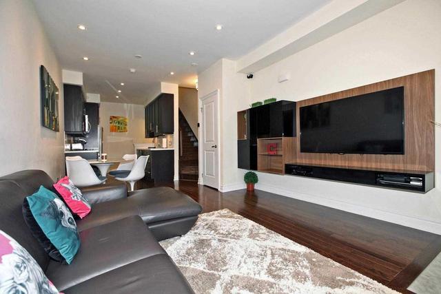 2156 Bayview Ave, Townhouse with 3 bedrooms, 3 bathrooms and 1 parking in Toronto ON | Image 3