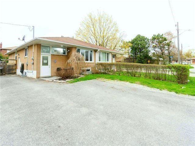 Main - 140 Cherrywood Dr, House semidetached with 3 bedrooms, 1 bathrooms and 2 parking in Newmarket ON | Image 1