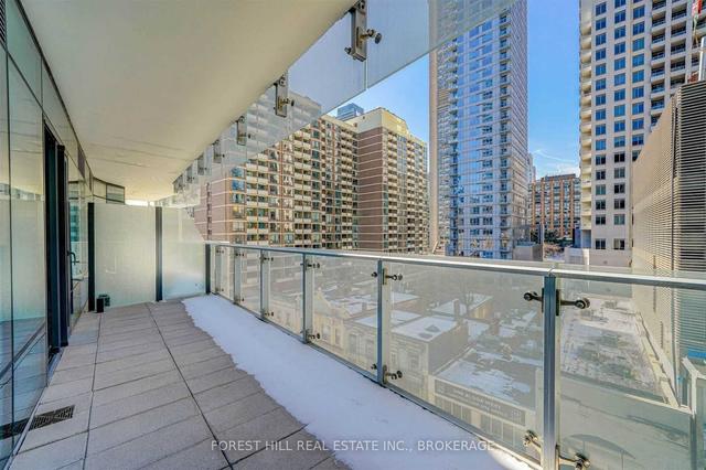 512 - 1 Bloor St E, Condo with 1 bedrooms, 3 bathrooms and 2 parking in Toronto ON | Image 2