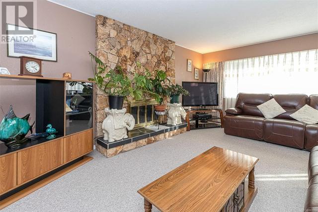812 Killdonan Rd, House detached with 6 bedrooms, 3 bathrooms and 3 parking in Saanich BC | Image 4
