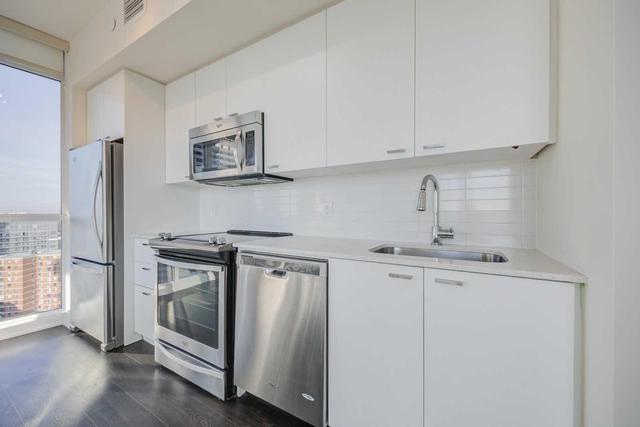 2502 - 30 Roehampton Ave, Condo with 2 bedrooms, 2 bathrooms and 1 parking in Toronto ON | Image 4