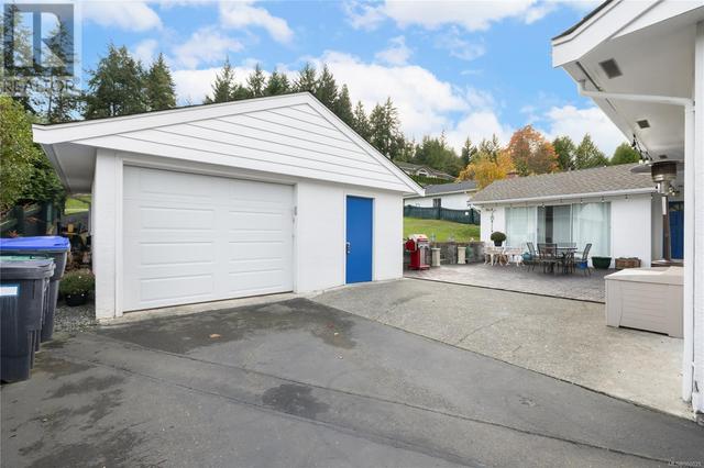 340 Crescent Rd W, House detached with 4 bedrooms, 2 bathrooms and 5 parking in Qualicum Beach BC | Image 34