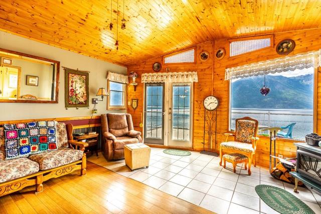 12337 Highway 3a, House detached with 4 bedrooms, 3 bathrooms and null parking in Central Kootenay A BC | Image 9