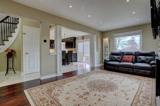 19 Shockley Dr, House detached with 4 bedrooms, 4 bathrooms and 4 parking in Toronto ON | Image 2