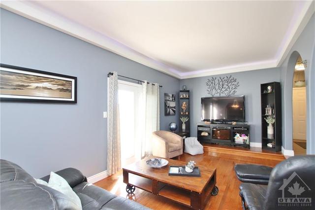 6748 Fallowfield Road, House detached with 3 bedrooms, 3 bathrooms and 20 parking in Ottawa ON | Image 6