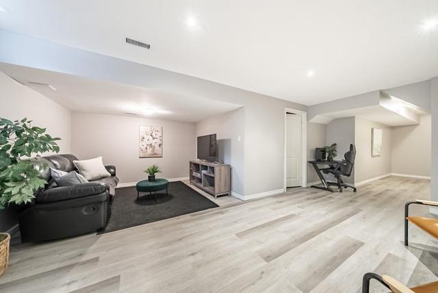 33 Redcedar Crescent, House attached with 3 bedrooms, 1 bathrooms and 1 parking in Hamilton ON | Image 28