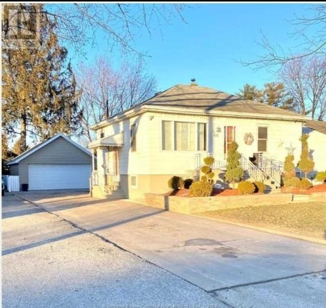 620 Morand St, House detached with 2 bedrooms, 2 bathrooms and 8 parking in Windsor ON | Card Image