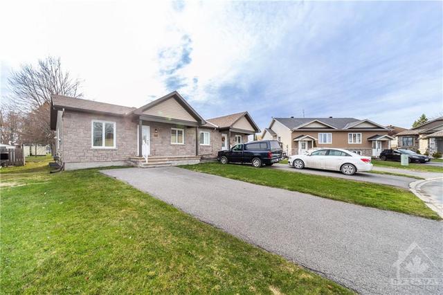 511 Ovana Crescent, Home with 2 bedrooms, 1 bathrooms and 2 parking in Alfred and Plantagenet ON | Image 4