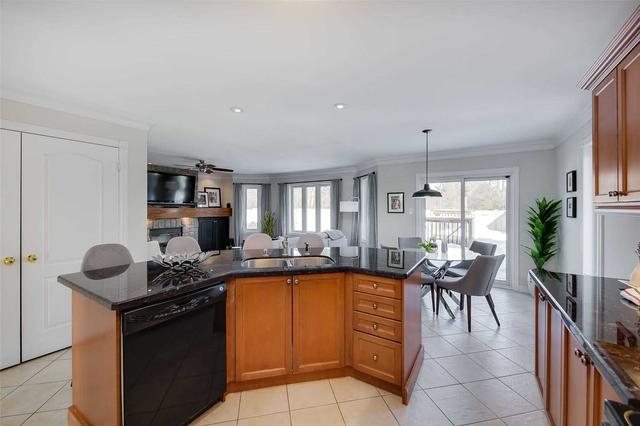 68 Wyman Cres, House detached with 2 bedrooms, 3 bathrooms and 4 parking in Bradford West Gwillimbury ON | Image 2