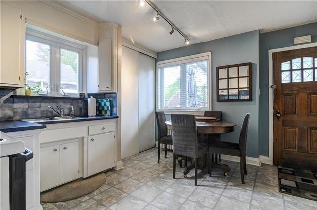 34 Glencrest Blvd, House detached with 2 bedrooms, 2 bathrooms and 3 parking in Toronto ON | Image 5
