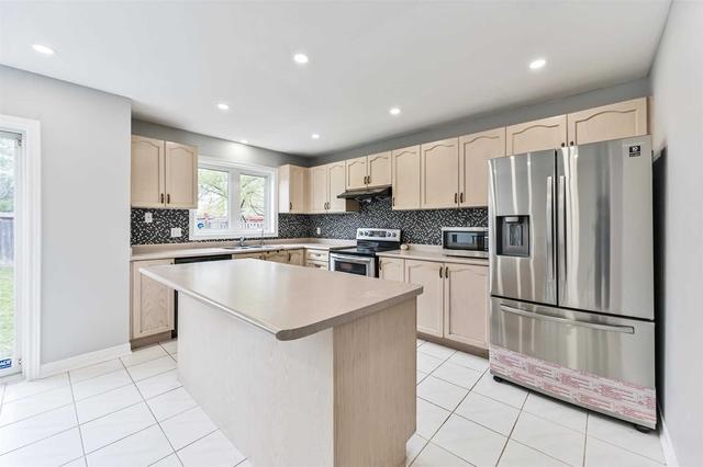 401 Oaktree Circ, House semidetached with 4 bedrooms, 3 bathrooms and 3 parking in Mississauga ON | Image 6