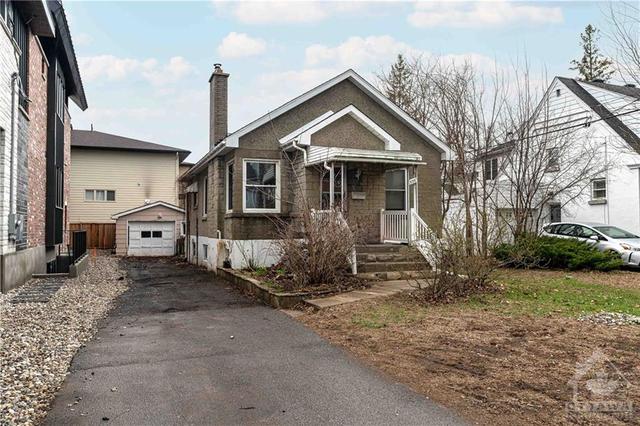 626 Tweedsmuir Avenue, House detached with 3 bedrooms, 1 bathrooms and 6 parking in Ottawa ON | Image 2