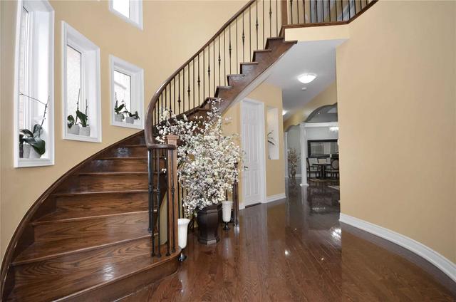 5221 Adobe Crt, House detached with 4 bedrooms, 5 bathrooms and 5 parking in Mississauga ON | Image 2