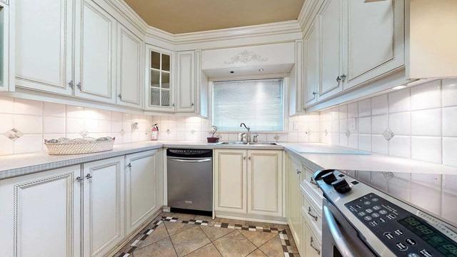 27 Waltham Dr, House detached with 3 bedrooms, 2 bathrooms and 5 parking in Toronto ON | Image 14