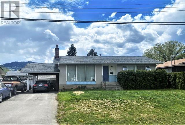 2351 Briarwood Ave, House detached with 3 bedrooms, 3 bathrooms and null parking in Kamloops BC | Card Image