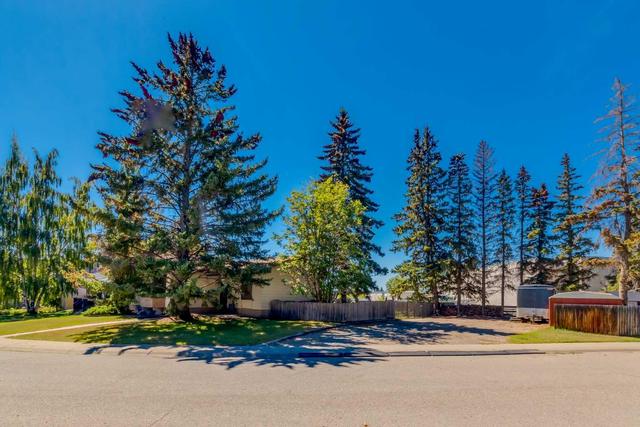 6003 Lewis Drive Sw, House detached with 4 bedrooms, 2 bathrooms and 3 parking in Calgary AB | Image 3