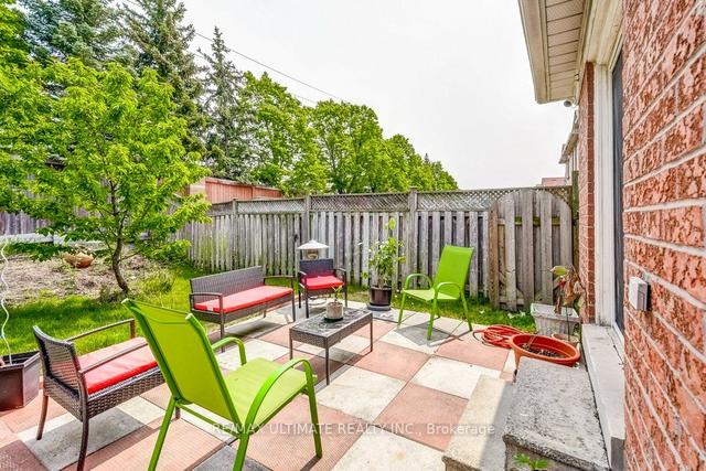106 Twin Pines Cres, House detached with 3 bedrooms, 4 bathrooms and 6 parking in Brampton ON | Image 2
