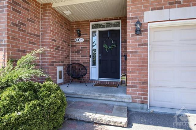 404 Sultan Street, Townhouse with 3 bedrooms, 3 bathrooms and 3 parking in Ottawa ON | Image 2