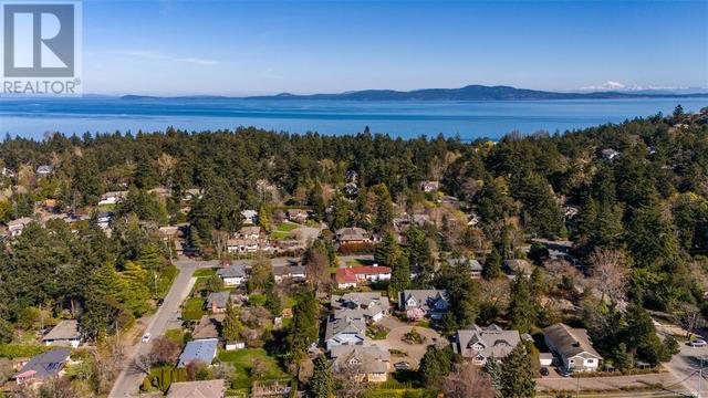 2706 Stone's Throw Lane, House detached with 5 bedrooms, 5 bathrooms and 2 parking in Saanich BC | Image 39