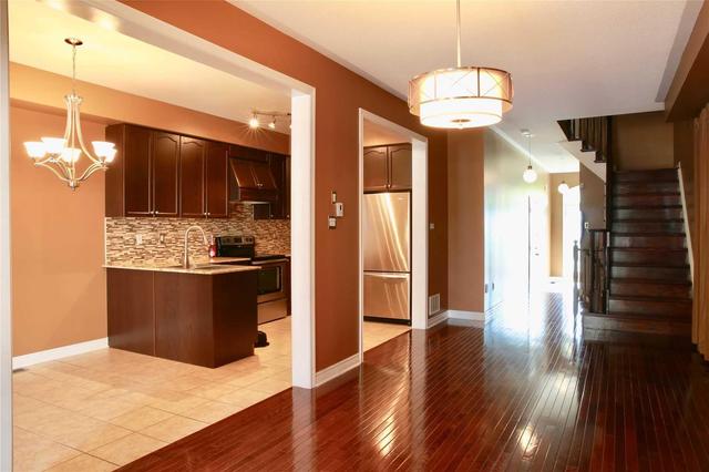 2461 Grand Oak Tr, House attached with 3 bedrooms, 3 bathrooms and 1 parking in Oakville ON | Image 3