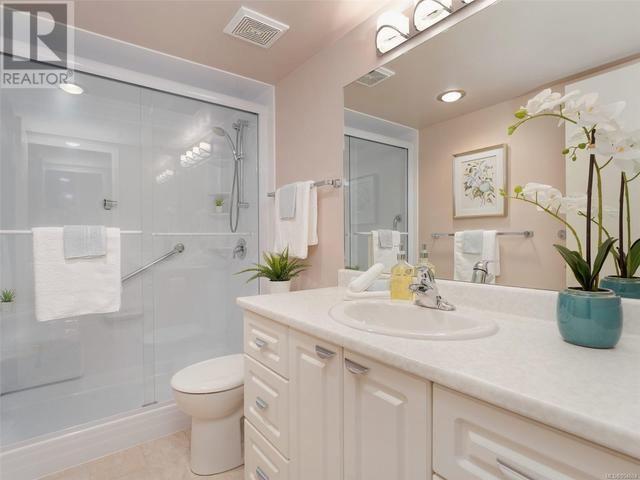 Main Bathroom - Fully renovated w/custom shower & cabinetry. | Image 20