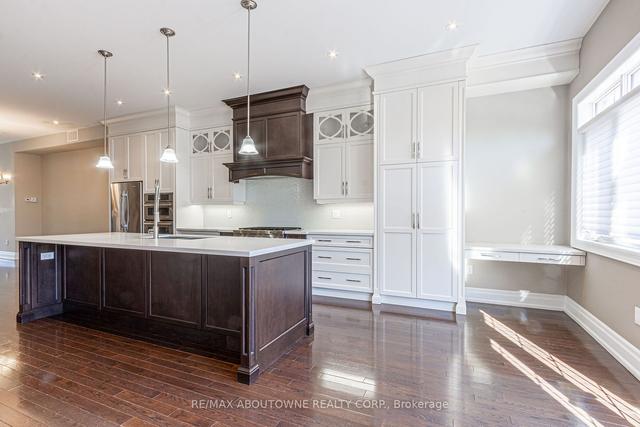 2308 Sovereign St, House semidetached with 3 bedrooms, 5 bathrooms and 4 parking in Oakville ON | Image 4