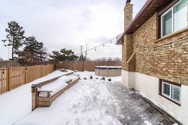 83 Manitou Cres, House semidetached with 3 bedrooms, 2 bathrooms and 4 parking in Brampton ON | Image 19