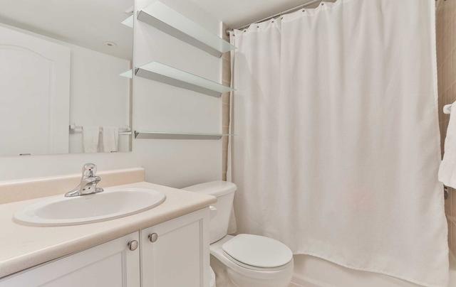th12 - 68 Carr St, Townhouse with 2 bedrooms, 2 bathrooms and 1 parking in Toronto ON | Image 2