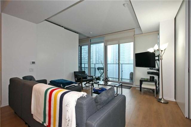 2813 - 125 Peter St, Condo with 2 bedrooms, 2 bathrooms and 1 parking in Toronto ON | Image 3