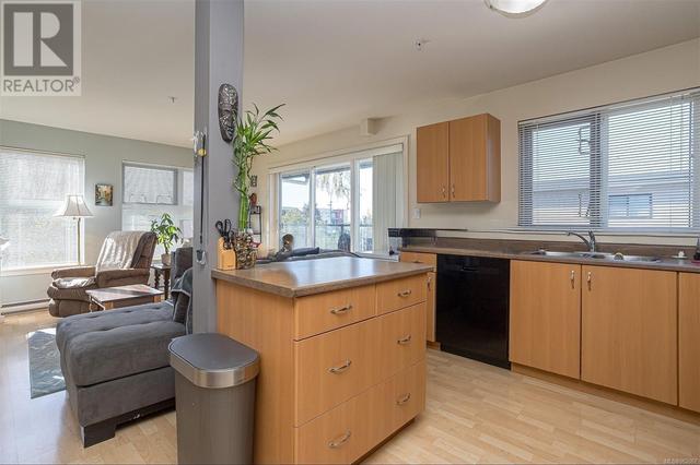 402 - 2940 Harriet Rd, Condo with 2 bedrooms, 2 bathrooms and 1 parking in Saanich BC | Image 8