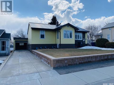 214 4th Avenue W, House detached with 3 bedrooms, 3 bathrooms and null parking in Biggar SK | Card Image