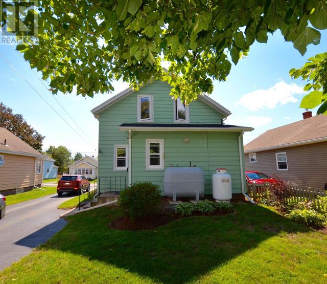 12 Belmont Street, House detached with 3 bedrooms, 2 bathrooms and null parking in Charlottetown PE | Image 3