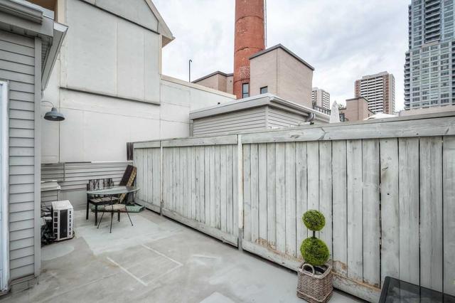 th16 - 6 Wellesley Pl, House attached with 2 bedrooms, 2 bathrooms and 1 parking in Toronto ON | Image 5