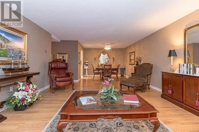 101 - 2125 Oak Bay Ave, Condo with 2 bedrooms, 2 bathrooms and 1 parking in Oak Bay BC | Image 9